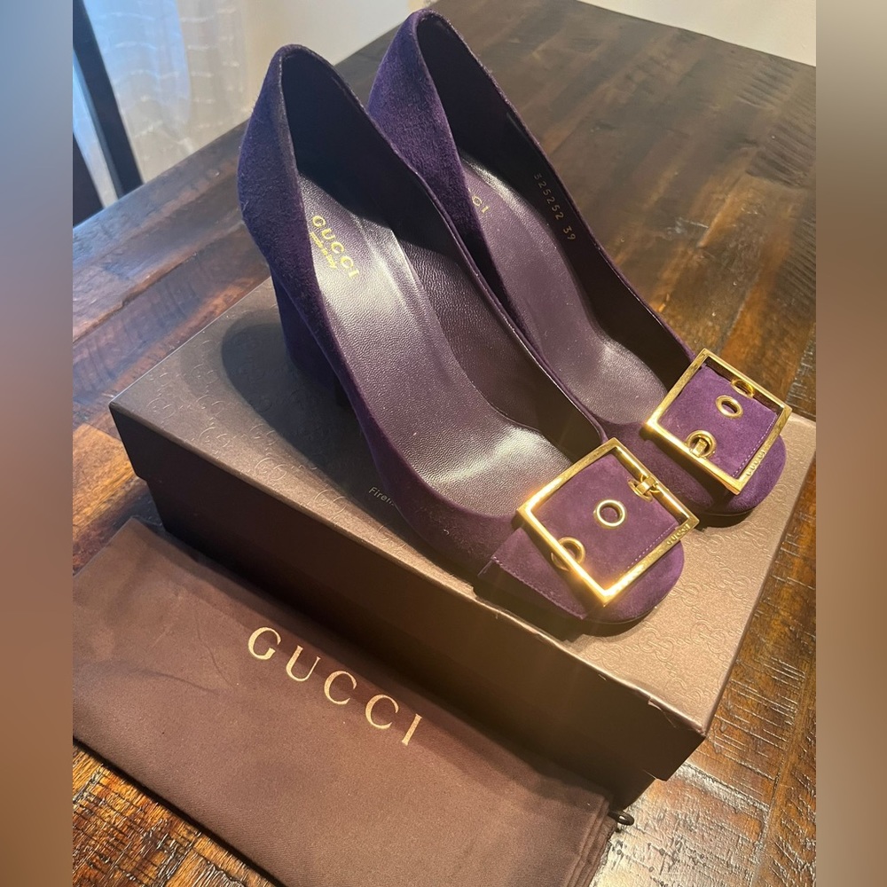 Gucci shoes size 9 ( euro 39) gently worn. Come with dust bags and box.
